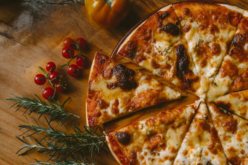 Pizza wyjęta z pieca na drewnianej desce